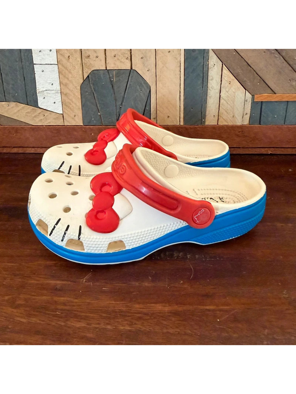 Crocs Classic Clog Hello Kitty I Am White Blue Red Bow Size M5/W7